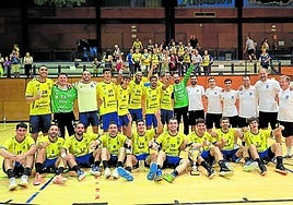 El Bidasoa Irun con el trofeo ayer en el polideportivo de Egia.