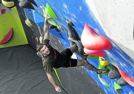 Eneko Carretero, en el rocódromo The Factory Boulder donostiarra en el que trabaja.