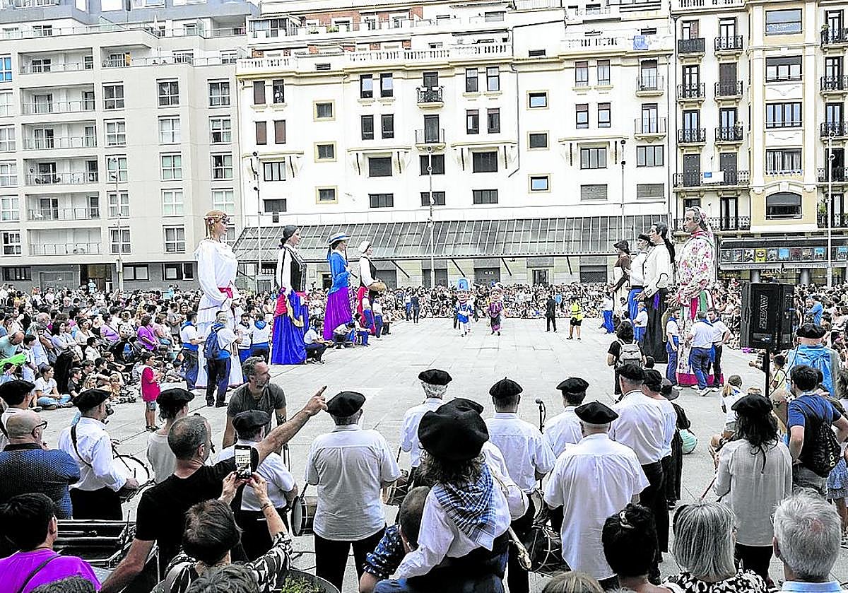 Imagen principal - Los actos 'Agur Asteari' y 'Agur Erraldoia' cerraron la Aste Nagusia donostiarra.