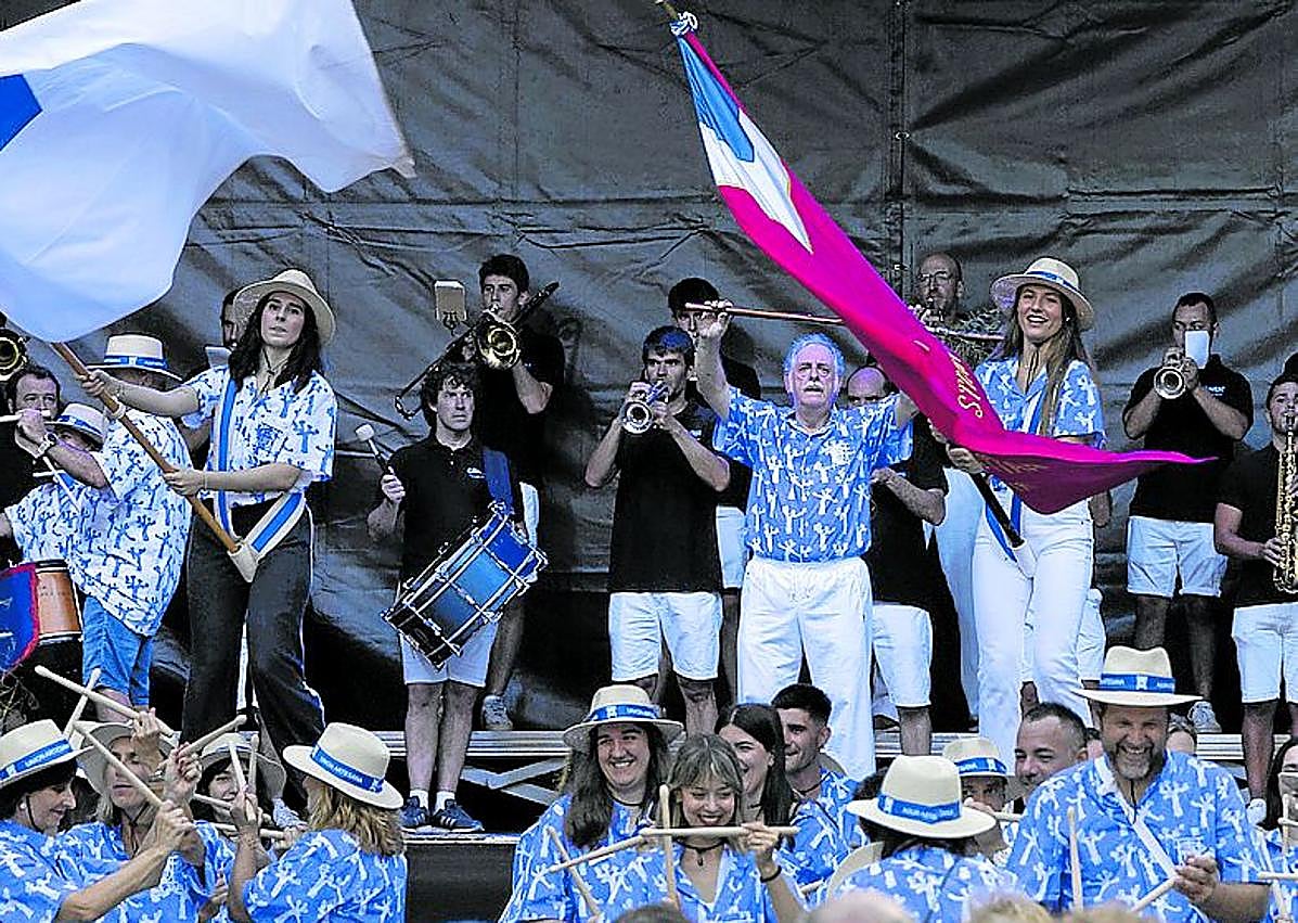 Imagen secundaria 1 - Los actos 'Agur Asteari' y 'Agur Erraldoia' cerraron la Aste Nagusia donostiarra.
