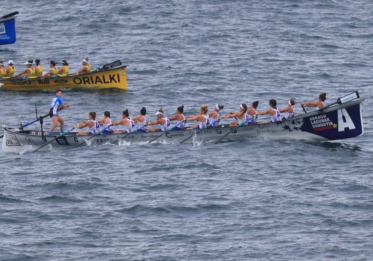 onostia Arraun Lagunak, durante el primer largo ayer en la primera jornada de la Zarauzko Ikurriña.