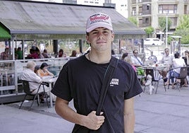 Pau Echaniz trabaja cada tarde en su taller de costura ubicado en el corazón de Gros