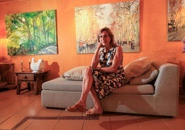 Dolo Marina posa junto con sus obras en la Galería Chelines de Hondarribia.