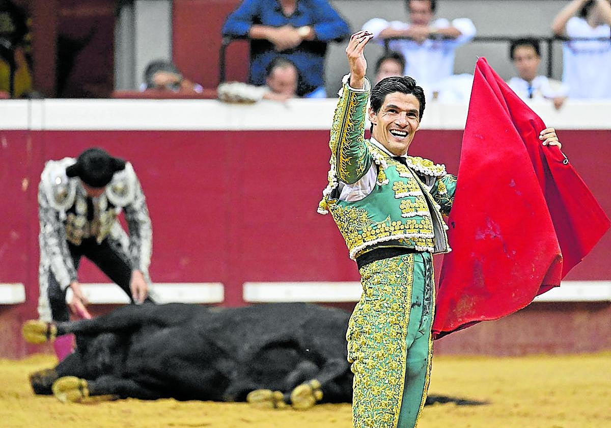 Aguado, triunfante. Era el sexto de la tarde, era negroy mulato. Era el toro de la salida a hombros.