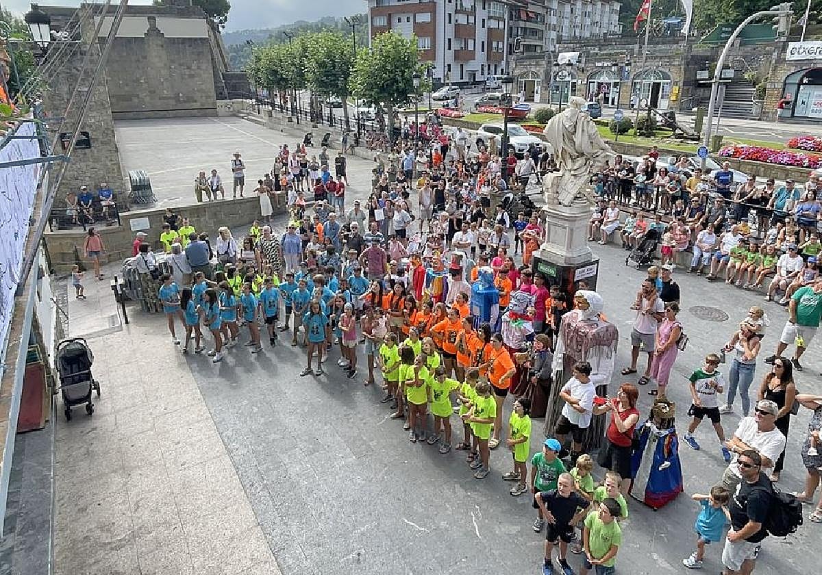 Salbatore Jaiei hasiera beti bezala herriko umeek eman zieten udaletxeko balkoitik.