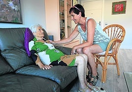 Margot atiende a su madre, María Lourdes, en su casa de Hondarribia. En julio estuvo quince días en una estancia temporal en Txara y en septiembre repetirá.