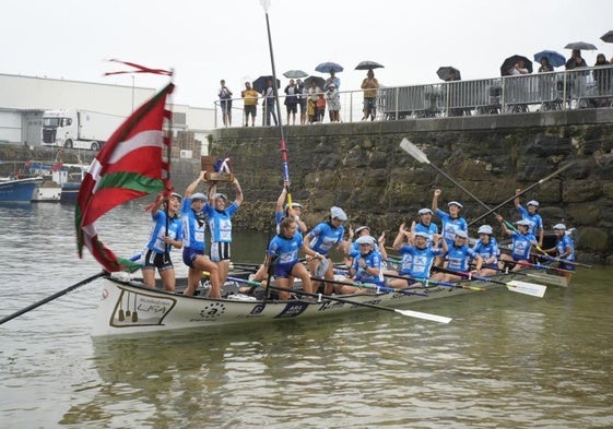 Las remeras de Arraun Laguna celebran la Bandera de Zarautz.