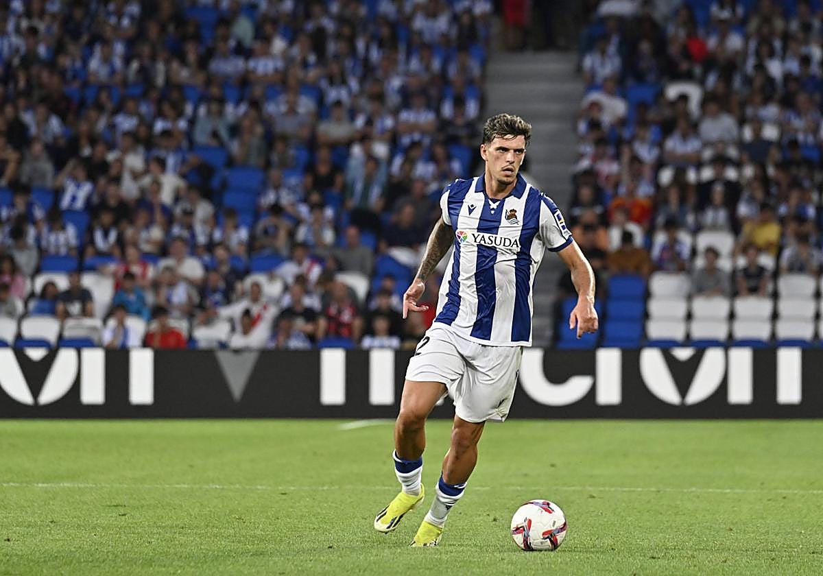 Javi López conduce el balón en su debut oficial como txuri-urdin.
