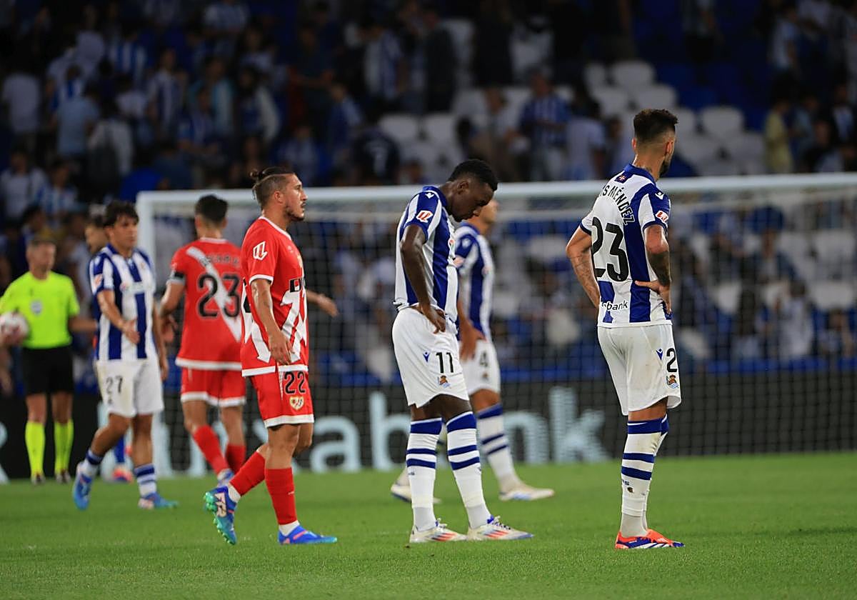 Becker, cabizbajo, y Brais al finalizar el partido de este domingo.