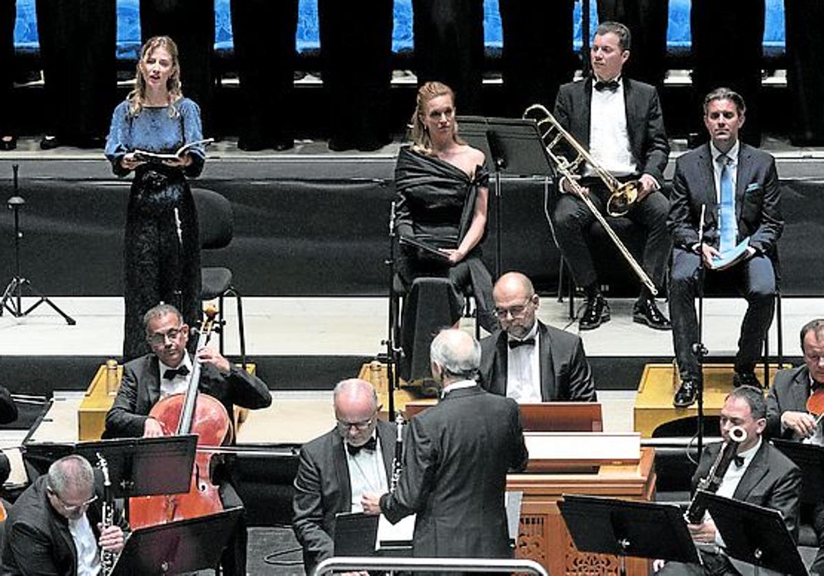 Imagen principal - El buen trabajo de los solistas dio más alicientes a la velada; el público llenó el auditorio para disfrutar de la música de Mozart y Olatz Yarza, Iñigo Barrenechea y Patrick Alfaya.