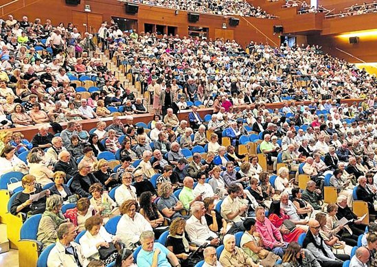 Imagen secundaria 1 - El buen trabajo de los solistas dio más alicientes a la velada; el público llenó el auditorio para disfrutar de la música de Mozart y Olatz Yarza, Iñigo Barrenechea y Patrick Alfaya.