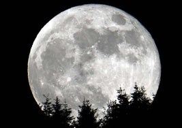 La superluna de hace dos años, sobre los montes de Berastegi. Abajo, a la derecha, Javier Armentia, director del planetario de Pamplona.