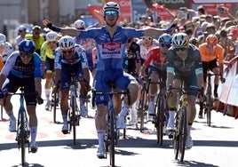 Kaden Groves celebra su triunfo sobre Corbin Strong y Wout van Aert, ayer en Ourem. El neerlandés fue segundo pero es el nuevo líder.