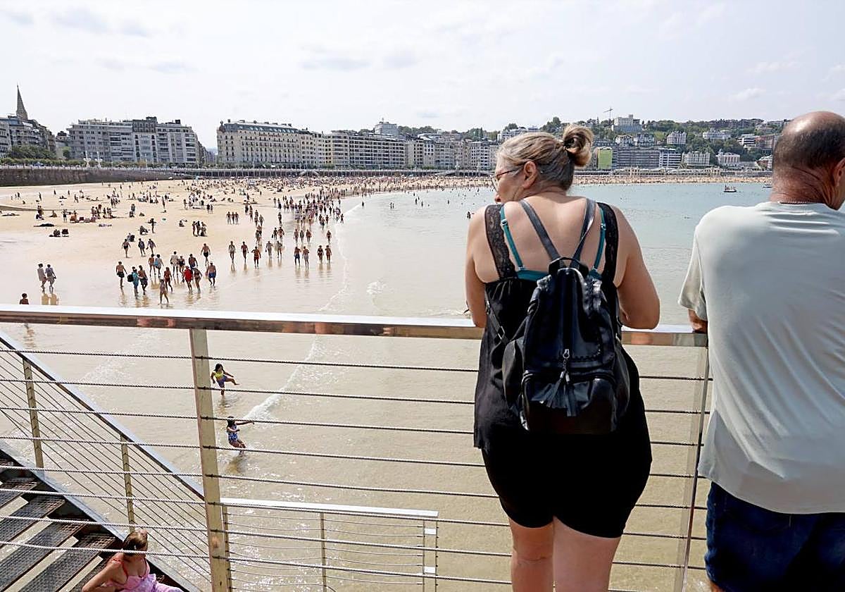 La amenaza de lluvia llega en una semana nubosa que mantiene el calor