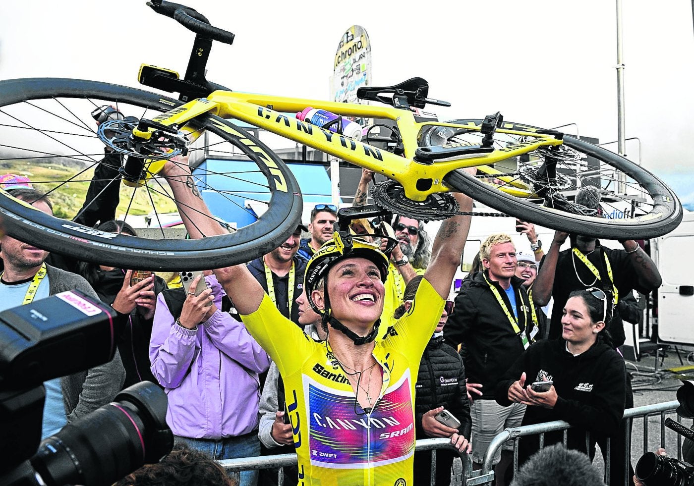 Katarzyna Niewiadoma celebra su victoria en el Tour en la cima de Alpe d'Huez.