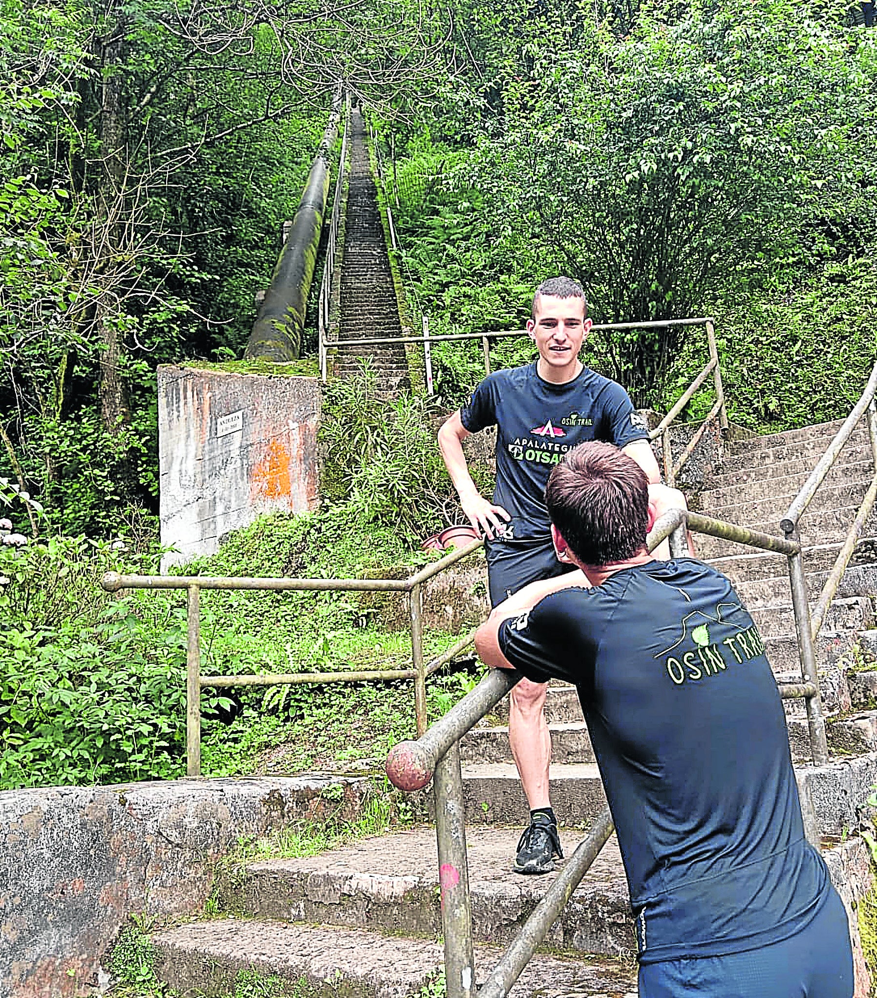 Dos de los miembros del equipo en el comienzo de las escaleras.