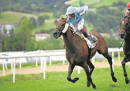 Jean Bernard Eyquem celebra la victoria con 'Ifach', ayer en el hipódromo.