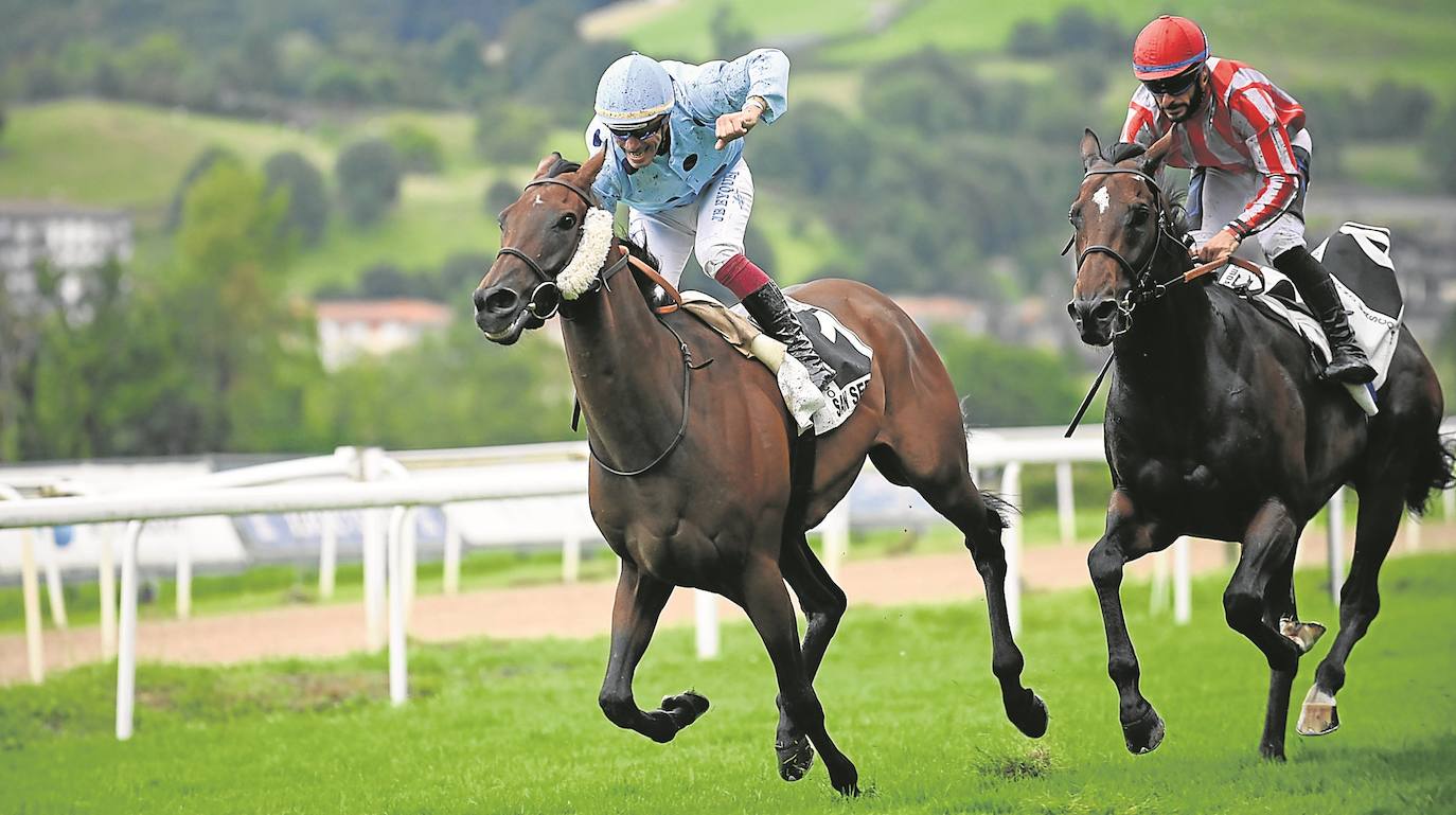 Jean Bernard Eyquem celebra la victoria con 'Ifach', ayer en el hipódromo.