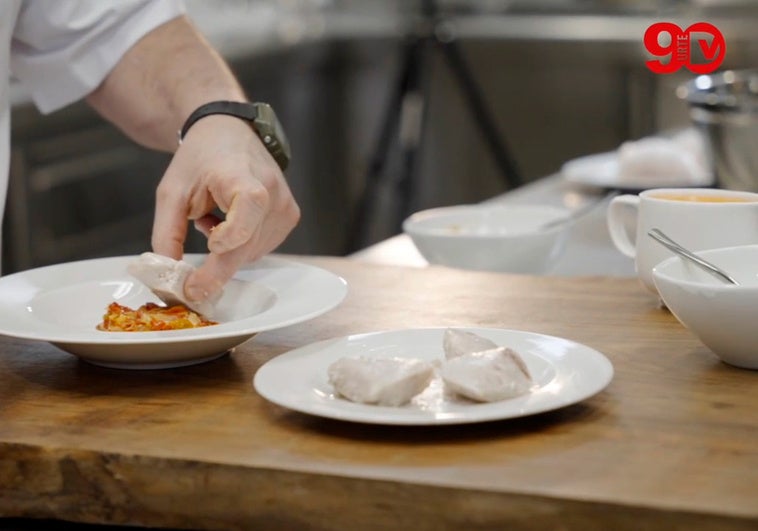 Receta del bonito confitado con salmorejo y piperrada de Jon Goikoetxea