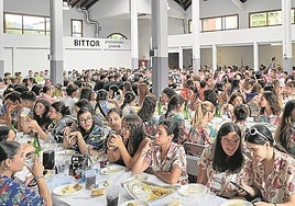 Hainbat kuadrilla herri bazkariaz gozatzen, Berdura Plazan. azkoitiko udala