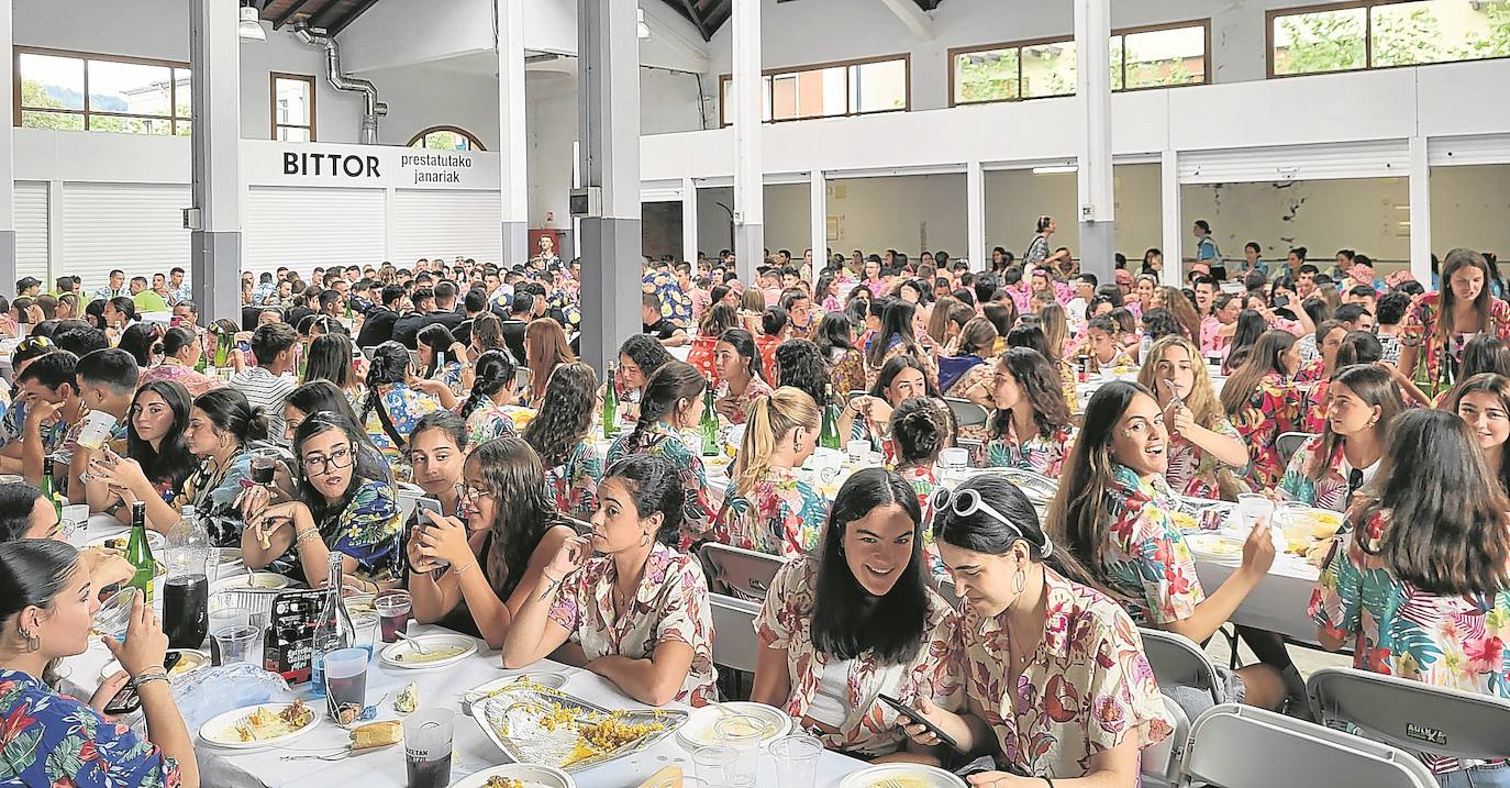 Hainbat kuadrilla herri bazkariaz gozatzen, Berdura Plazan. azkoitiko udala