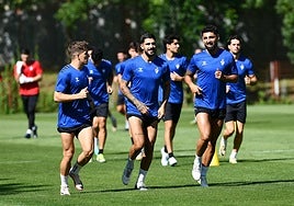 Juan Berrocal, junto a sus compañeros durante un entrenamiento en Eibar.