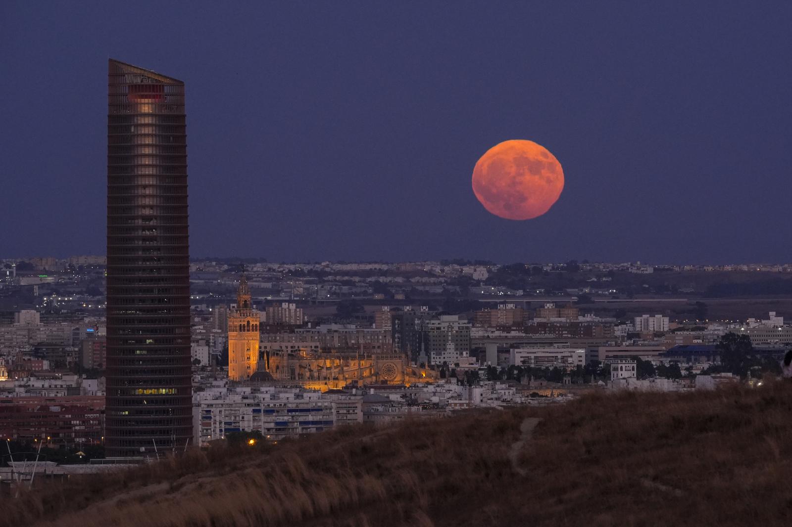 La luna del Esturión sobre Sevilla