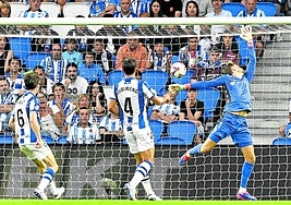 Álex Remiro no puede hacer nada por impedir el primer gol del Rayo mientras Aritz y Zubimendi ven cómo entra el balón.