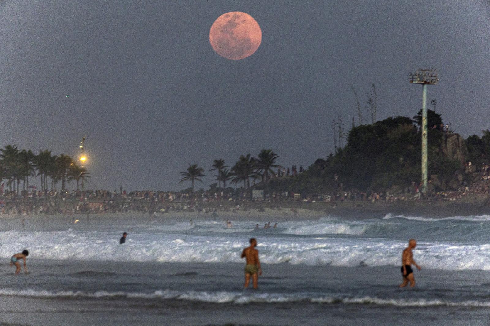 Superluna azul desde la playa de Arpoador, en la zona sur de la ciudad de Río de Janeiro (Brasil)