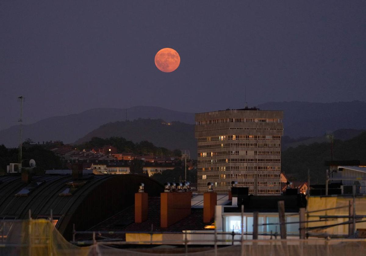 La superluna, sobre la torre de Atotxa de Donostia.