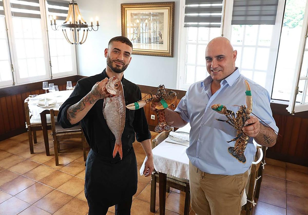 Alain y Zigor, capitanes del Nicolasa, muestran su preciado género.