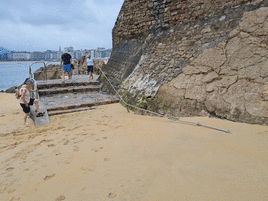 El Ayuntamiento aprovecha la superluna para retirar hoy y mañana piedras en Ondarreta