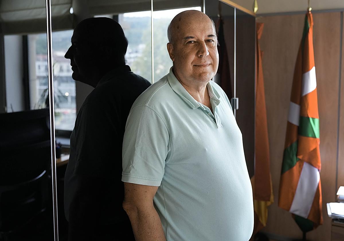 El fiscal jefe de la Audiencia de Gipuzkoa, Juan Calparsoro, en su despacho.