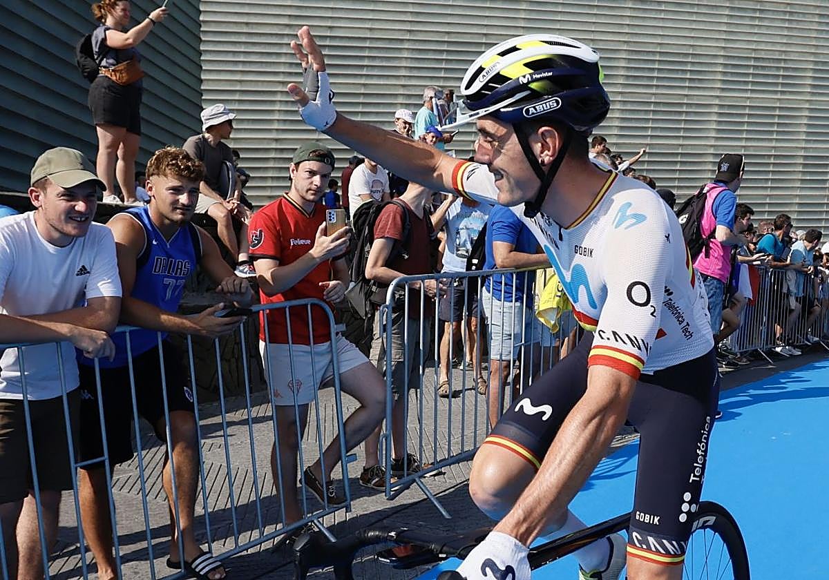 Alex Aranburu saluda a la afición en la salida de la Clásica de San Sebastián de este 2024.