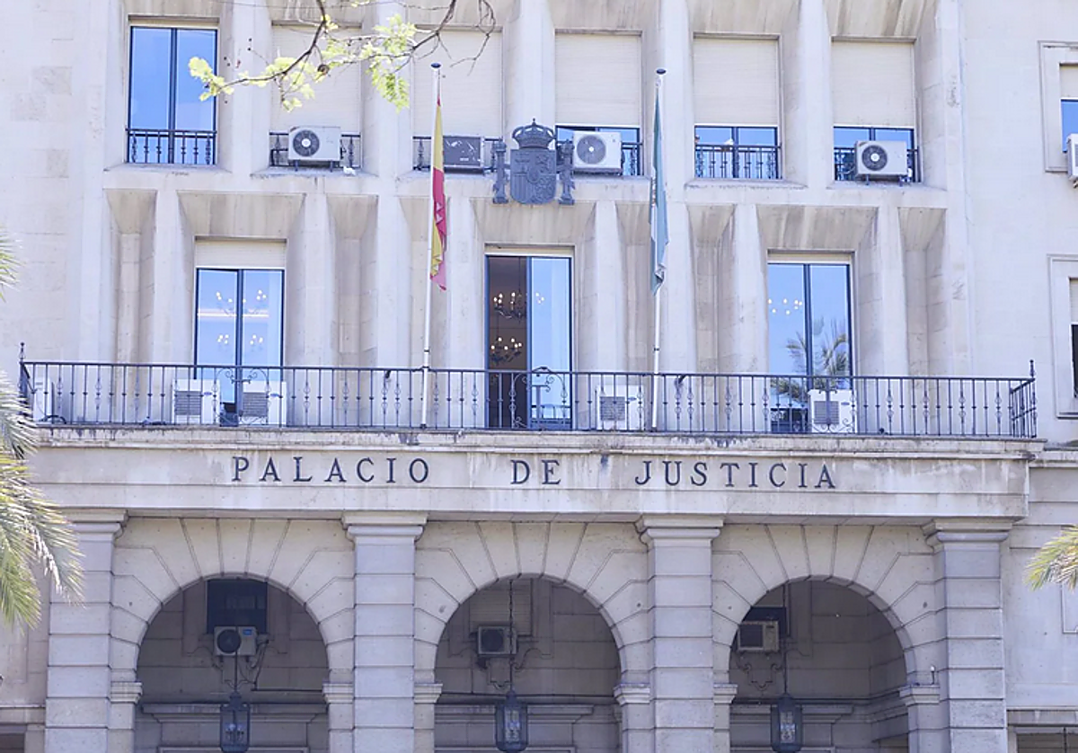Fachada principal de la Audiencia Provincial de Sevilla.