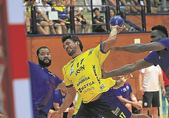 Rodrigo Salinas atraviesa la línea defensiva del Logroño para lanzar a portería durante la final de Egia.