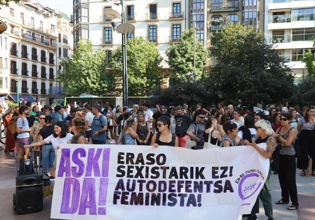 Concentración en Donostia este miércoles para denunciar el caso del ertzaina (ahora la ertzaina) que amenazó a su mujer con un cuchillo.