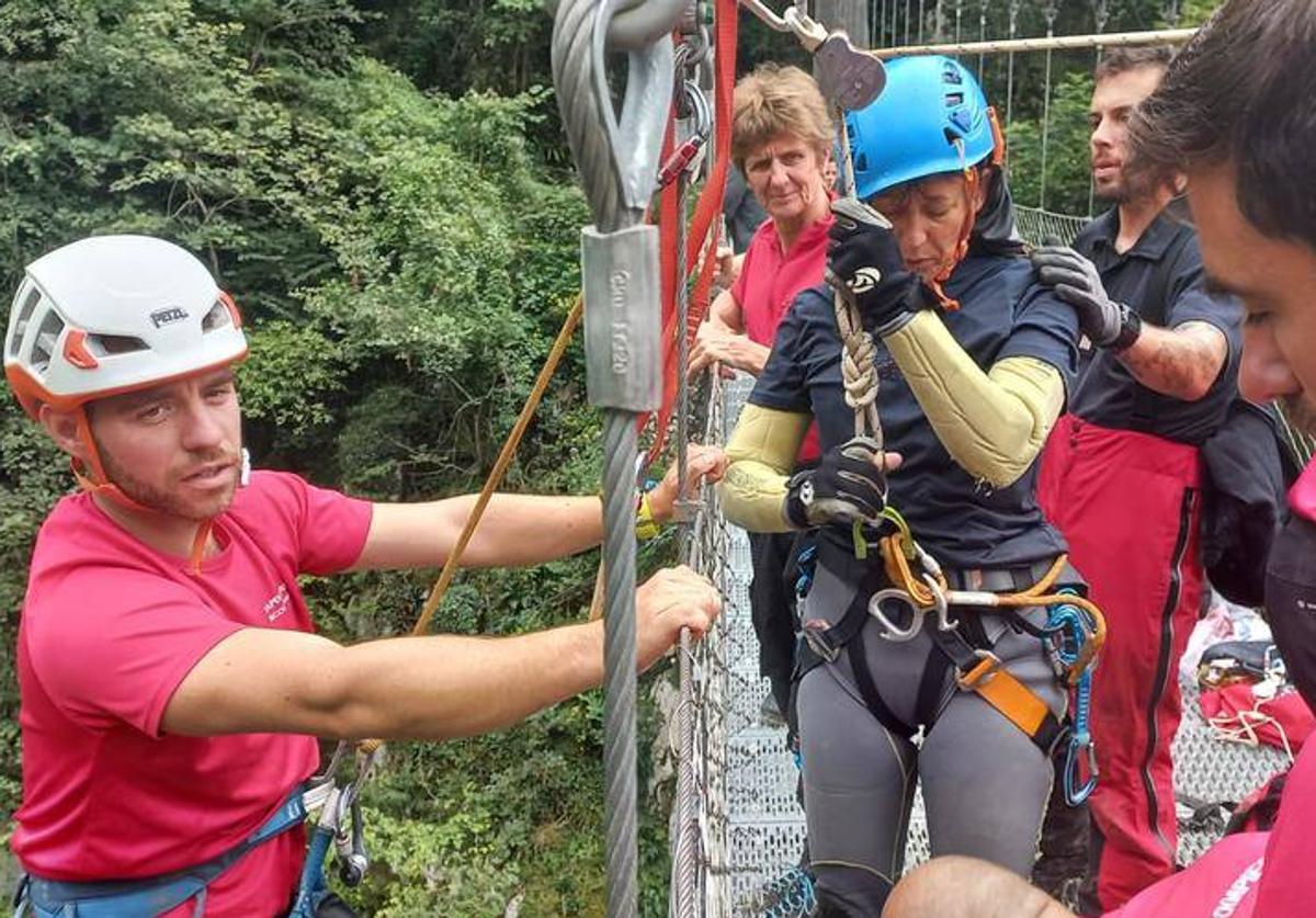 Dos de los acompañantes de la víctima tuvieron que ser rescatados del espectacular puente colgante de Holtzarte.