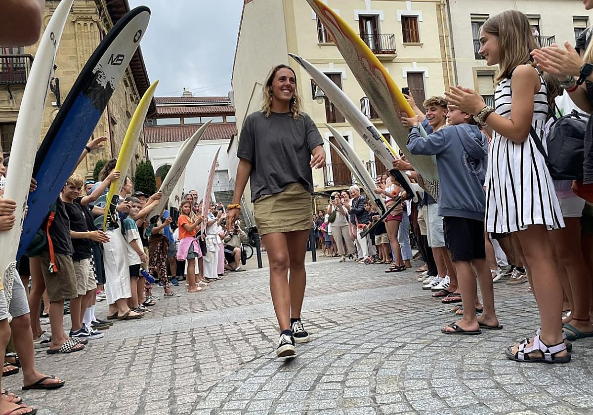 La llegada de Nadia a Lege Zaharren Enparantza fue muy emotiva para la surfista.