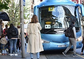 Varios escolares suben a un autobús