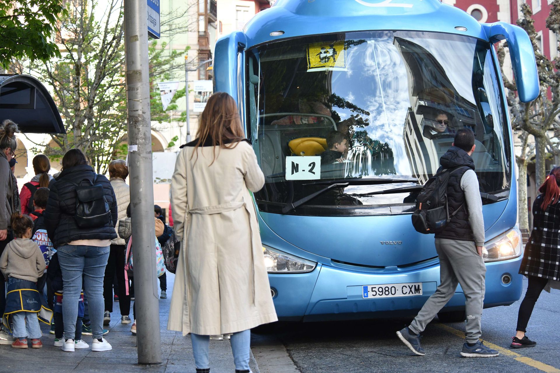 Varios escolares suben a un autobús