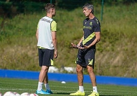 Imanol Alguacil charla con Beñat Turrientes en el entrenamiento de este viernes en Zubieta.