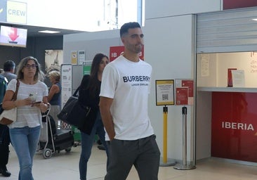 Galería de foto de la llegada de Mikel Merino al aeropuerto