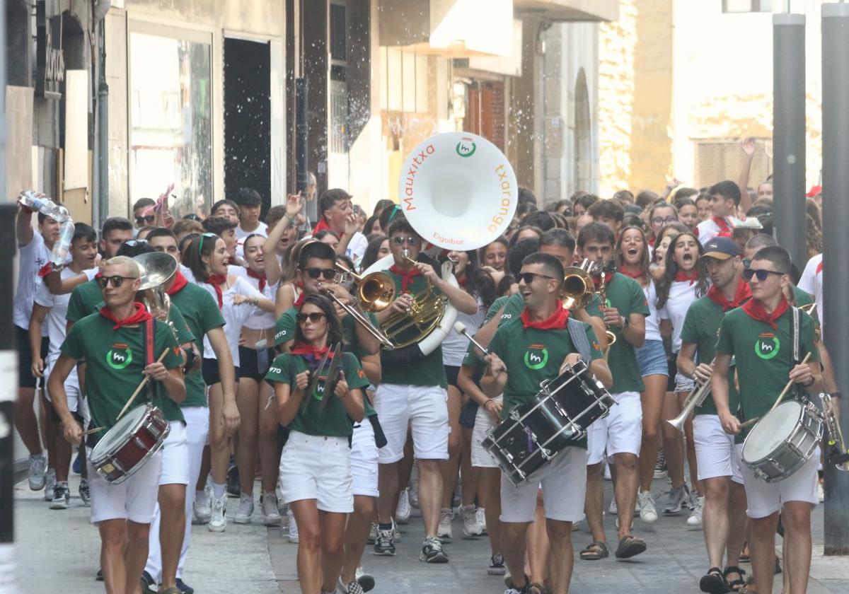 Cientos de jóvenes siguieron a la txaranga Mauxitxa en el primer pasacalles de estas fiestas de San Bartolomé.