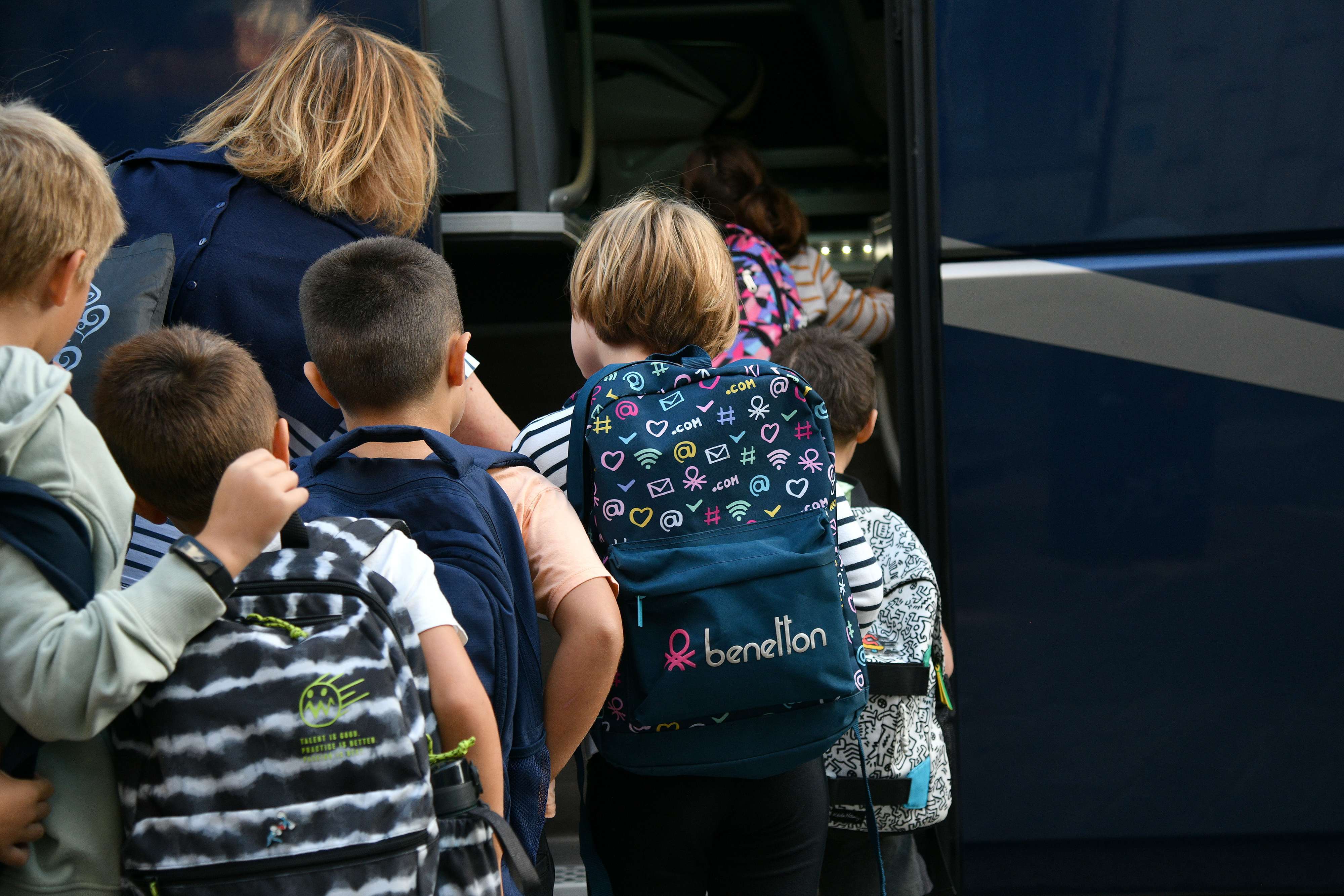 Varios niños suben a un autobús escolar en Eibar.