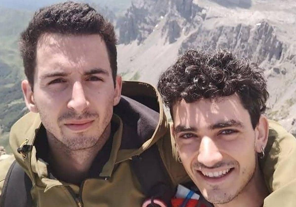 Mikel Etxezarraga y Markel Galdos, los jóvenes guipuzcoanos fallecidos en el Mont Blanc, en una imagen en la montaña