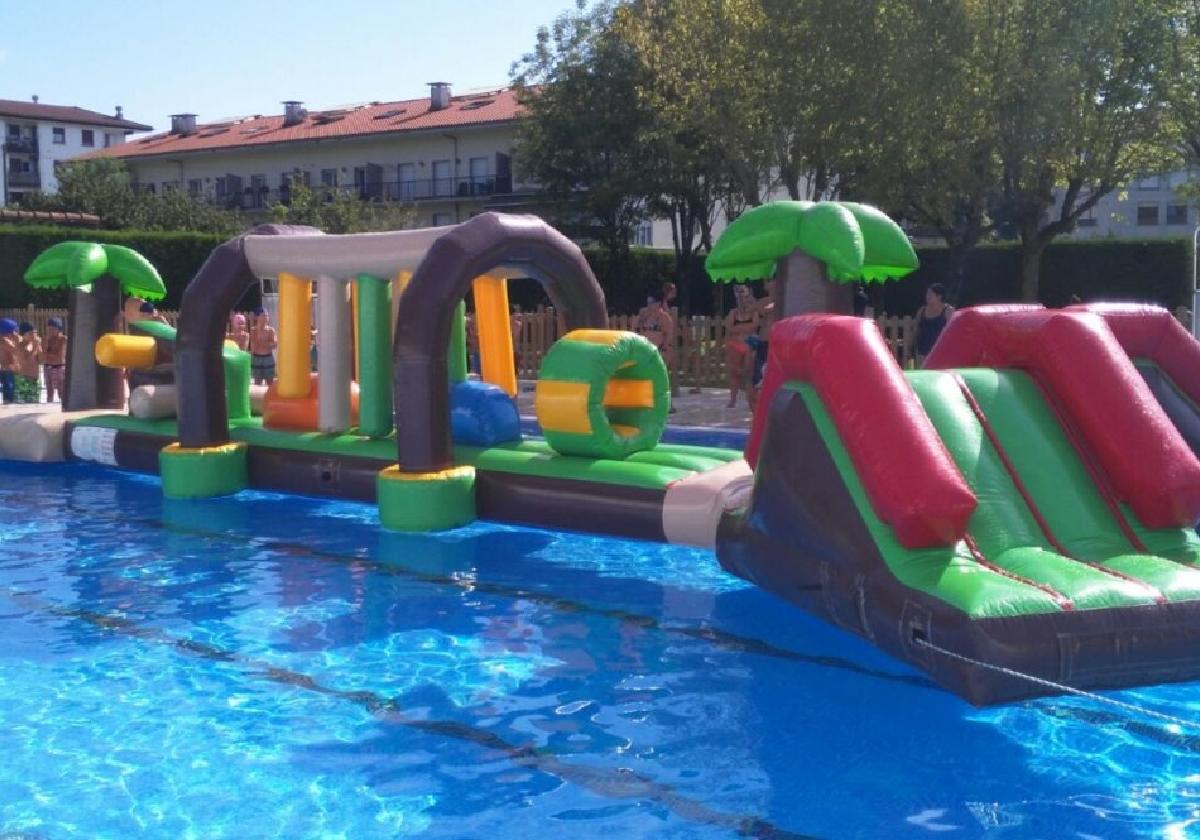 Hoy está previsto que instalen los hinchables acuáticos en la piscina municipal.