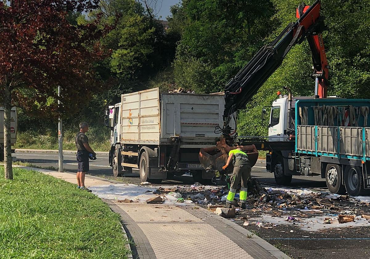 Un camión de recogida selectiva de residuos tuvo que parar a las 08.00 de la mañana de ayer en la calle Andrestegi, junto a la biblioteca de la UPV. Al parecer, una colilla provocó un incendio en la basura y el conductor optó por descargar el papel y cartón recogido antes de que se incendiara el vehículo. Los bomberos sofocaron el fuego y los servicios de limpieza limpiaron la calzada.