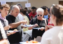 Un grupo de ibartarras degusta las características piparras en la plaza San Bartolomé