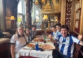 Varios aficionados de la Real cogen fuerzas para el partido ante el Espanyol